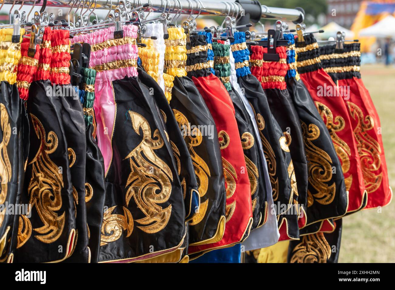 Immagine ravvicinata di vivaci e colorati motivi tessili dell'abbigliamento Muay Thai. Foto Stock