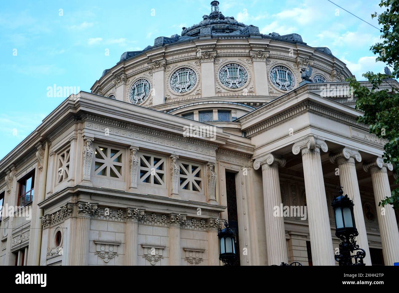 Vista d'angolo dell'edificio rumeno Athenaeum a Bucarest. Fu costruito alla fine del XIX secolo e ospita principalmente concerti di musica classica Foto Stock