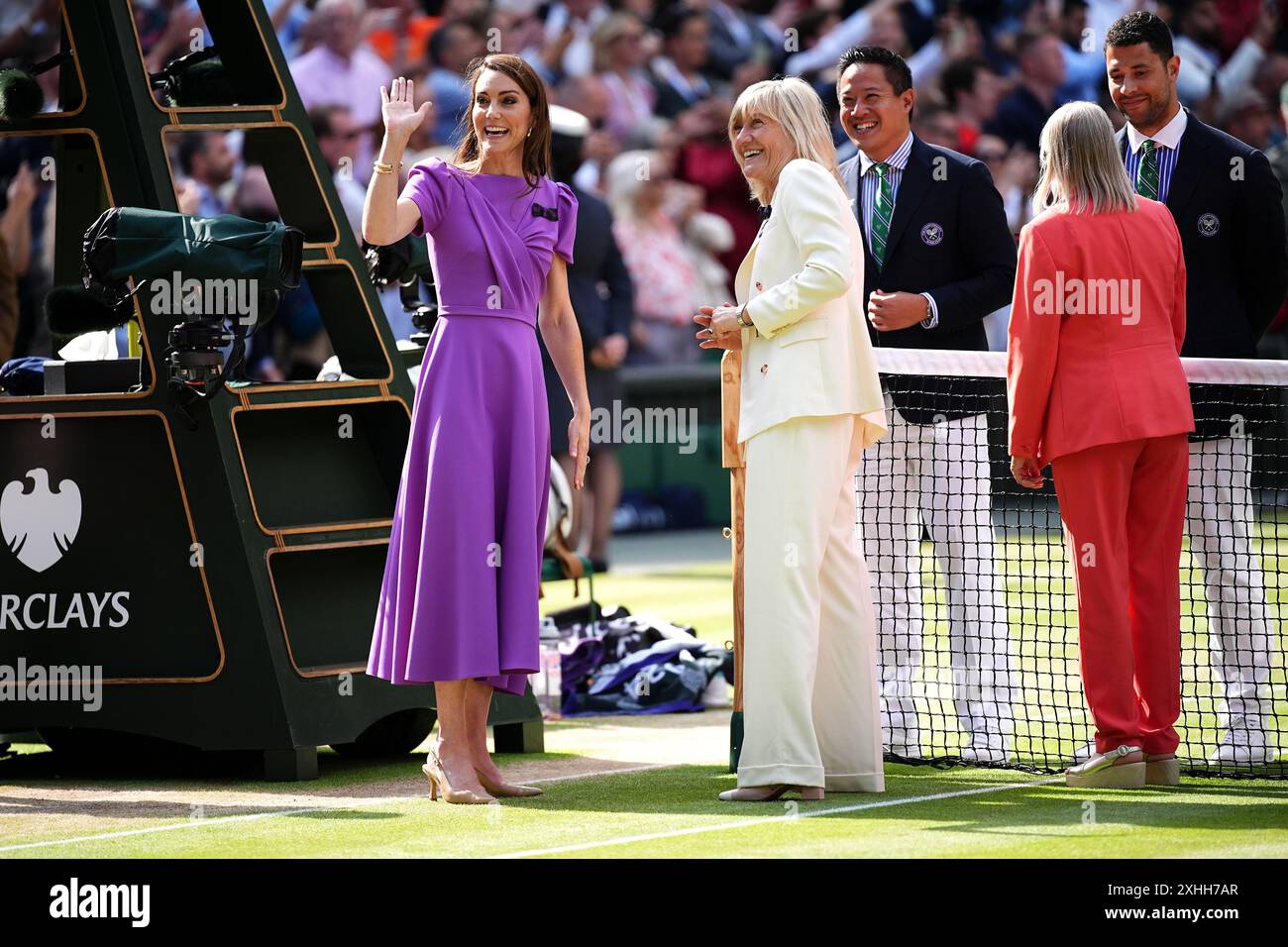 La Principessa di Galles (a sinistra) parla con la sedia AELTC Debbie Jevans in seguito alla presentazione del trofeo nella finale dei Gentlemen del 14° giorno dei Campionati di Wimbledon 2024 all'All England Lawn Tennis and Croquet Club di Londra. Data foto: Domenica 14 luglio 2024. Foto Stock