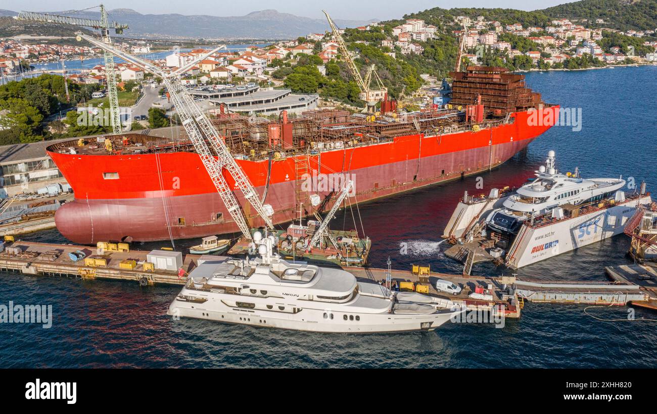 Trogir/Spalato/fiume, Croazia: Vista aerea del GOLFO DI ONEGA, nave petroliera/chimica russa, precedentemente avvistata nel cantiere navale di Brodotrogir. La costruzione di questa nave da carico, progettata per trasportare petrolio greggio alla rinfusa, è una delle più incredibili saga della storia marittima moderna. La compagnia di navigazione norvegese ODFJELL ha lanciato questo progetto di costruzione navale, visto come maledetto, ordinando 12 navi in Russia nel 2004. 20 anni e 4 costruttori navali dopo, tutti non sono riusciti a completare la nave, tutti i cantieri hanno avuto problemi finanziari o fallimento - (indagine sotto) - credito: Kevin Izorce/Alamy Live News Foto Stock