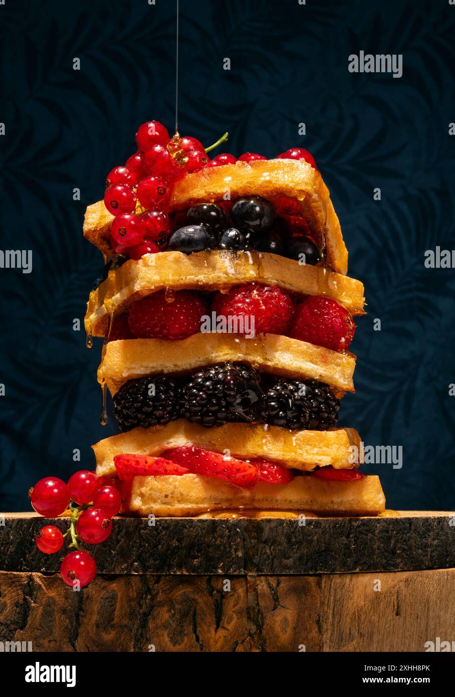 Waffle con bacche estive fresche su sfondo floreale color tè scuro Foto Stock