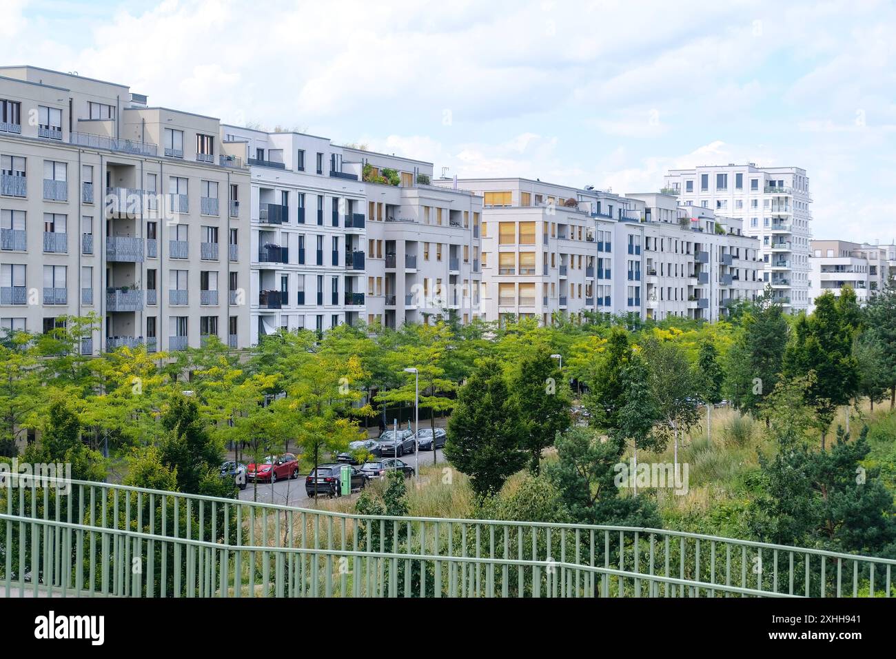 Düsseldorf 14.07.2024 Wohnungen Wohnungsnot Mietswohnung Mieten Mietpreis sozialer Wohnungsbau Immobilien Wohnraummangel Wohnung Baustelle Neubau Mehrfamilienhaus Mietshaus Miete Mietspiegel Mietpreisspiegel Immobilie Wohnungsmangel Baustau Wohnimmobilie Wohnungsimmobilien Mietpreise Altbau Leerstand Baumaterial Baustoffe Ballungsgebiet bezahlbarer Wohnraum CO2-Preis CO2 Bundes-Klimaschutzgesetz Heizen Heizung Klimapaket Mieter Vermieter Mietpreisbremse Klimasteuer Energiewende Büro Büros Homeoffice Home-Office Konjunkturpaket Grundsteuerreform Grundsteuererklärung Wohngeld Wohnungsgeld Wohnun Foto Stock