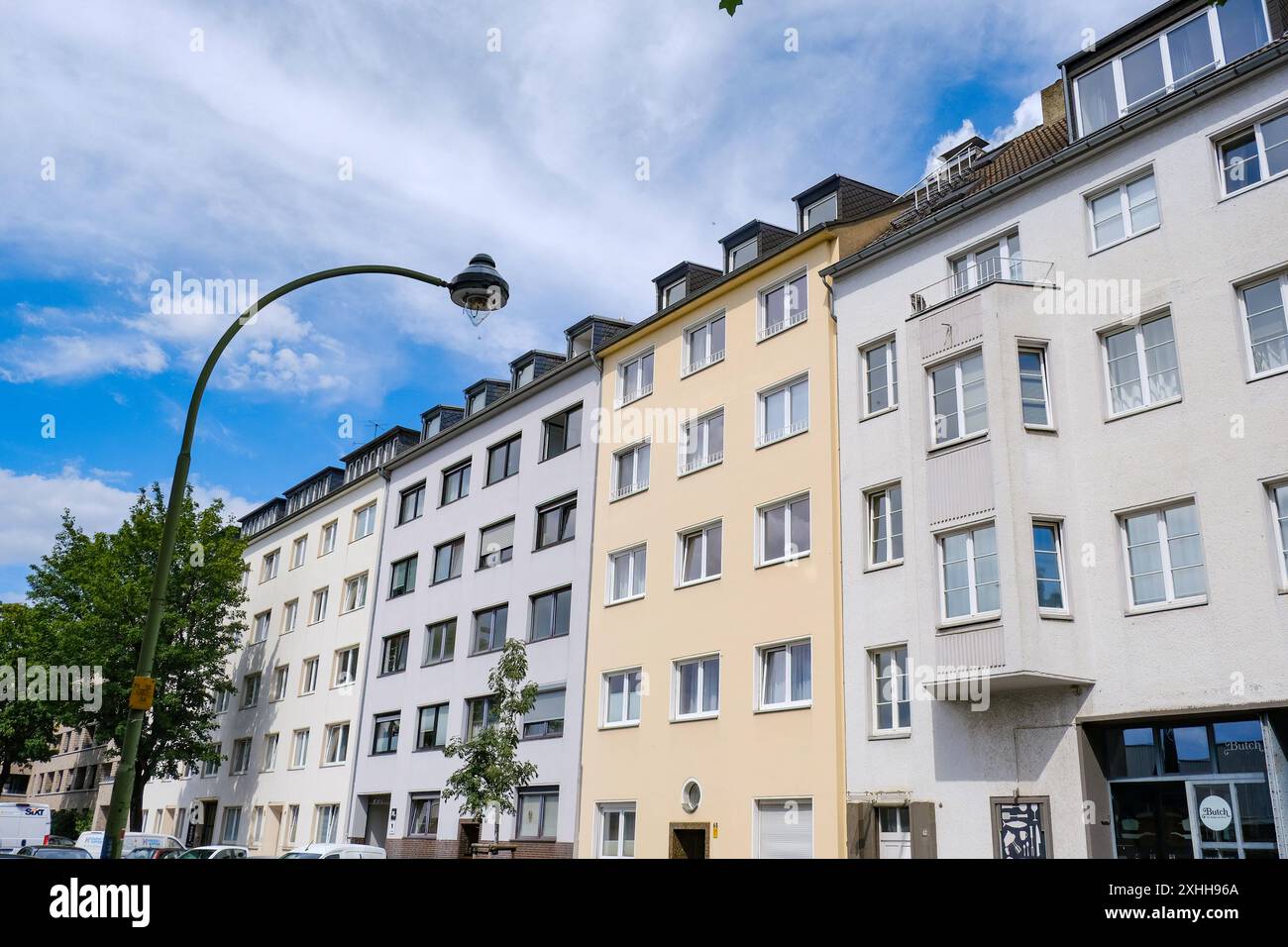 Düsseldorf 14.07.2024 Wohnungen Wohnungsnot Mietswohnung Mieten Mietpreis sozialer Wohnungsbau Immobilien Wohnraummangel Wohnung Baustelle Neubau Mehrfamilienhaus Mietshaus Miete Mietspiegel Mietpreisspiegel Immobilie Wohnungsmangel Baustau Wohnimmobilie Wohnungsimmobilien Mietpreise Altbau Leerstand Baumaterial Baustoffe Ballungsgebiet bezahlbarer Wohnraum CO2-Preis CO2 Bundes-Klimaschutzgesetz Heizen Heizung Klimapaket Mieter Vermieter Mietpreisbremse Klimasteuer Energiewende Büro Büros Homeoffice Home-Office Konjunkturpaket Grundsteuerreform Grundsteuererklärung Wohngeld Wohnungsgeld Wohnun Foto Stock