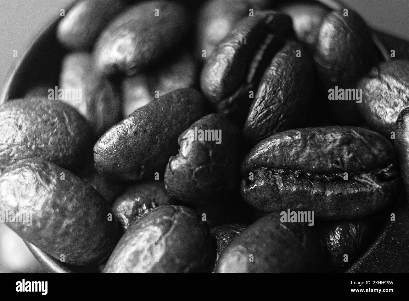Foto macro in bianco e nero di chicchi di caffè interi. Foto Stock