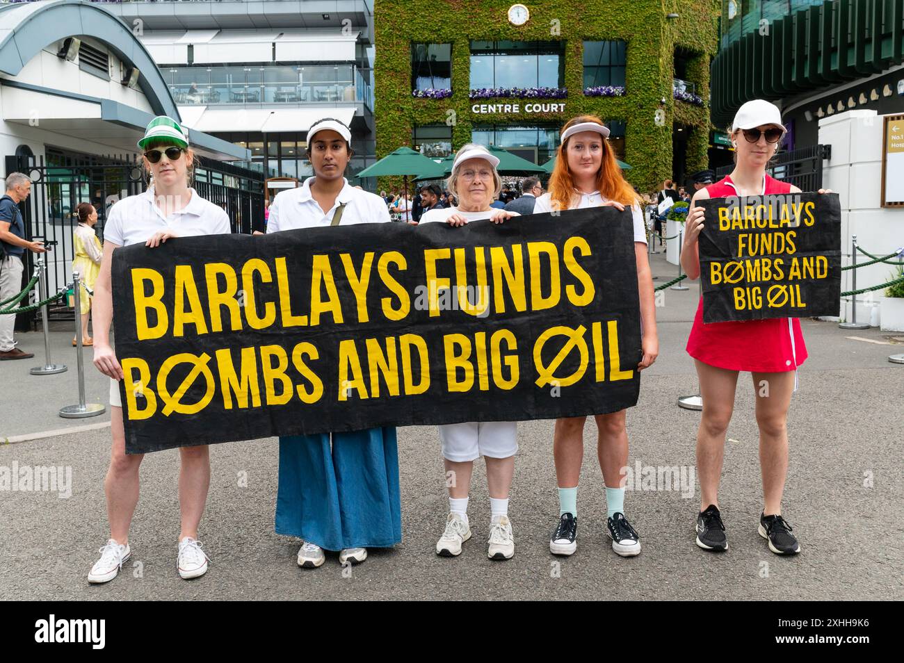 Londra, Regno Unito. 14 luglio 2024. Gli attivisti per il clima Fossil Free London si radunano contro Barclays, sponsor principale del Wimbledon Championship, per aver finanziato combustibili fossili e aziende complici dell'apartheid israeliano fuori dal Wimbledon Centre Court. Crediti: Andrea Domeniconi/Alamy Live News Foto Stock