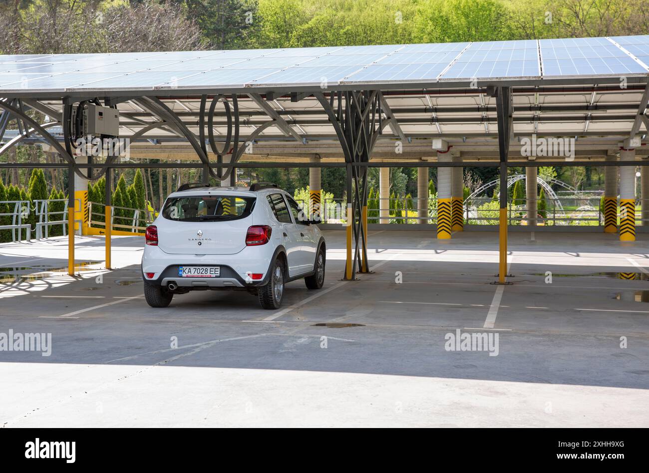 Uzhhorod, Ucraina - 4 aprile 2024: Stepway Renault Sandero bianca parcheggiata in un parcheggio coperto con pannelli solari. Foto Stock