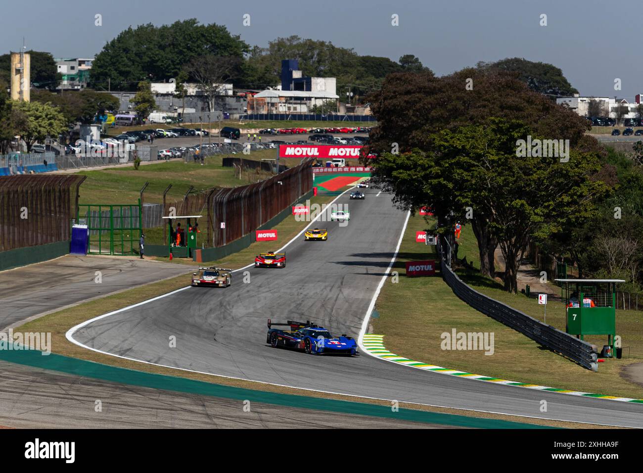 02 BAMBER Earl (nzl), LYNN Alex (gbr), Cadillac Racing #02, Hypercar, azione durante la 6 ore Rolex 2024 di San Paolo, 5° round del FIA World Endurance Championship 2024, dal 12 al 14 luglio 2024 sull'autodromo Jose Carlos Pace di Interlagos, Brasile Foto Stock