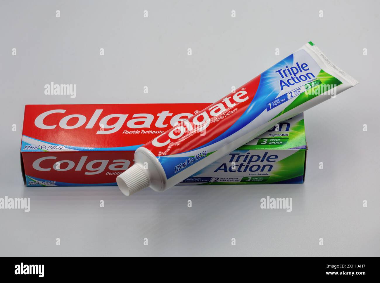 Kiev, Ucraina - 6 maggio 2024: Confezione di dentifricio in pasta triplo azione al fluoruro di Colgate ant closeup su bianco. Colgate è un produttore di un'ampia gamma di t Foto Stock