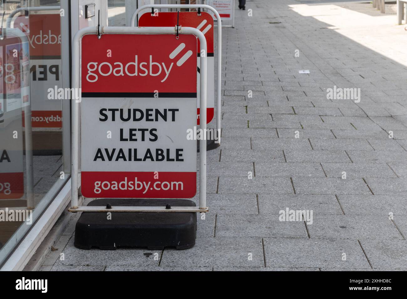 Firma fuori dagli agenti immobiliari Goadsby che pubblicizzano gli studenti disponibili nella città universitaria di Southampton, Hampshire, Inghilterra, Regno Unito Foto Stock