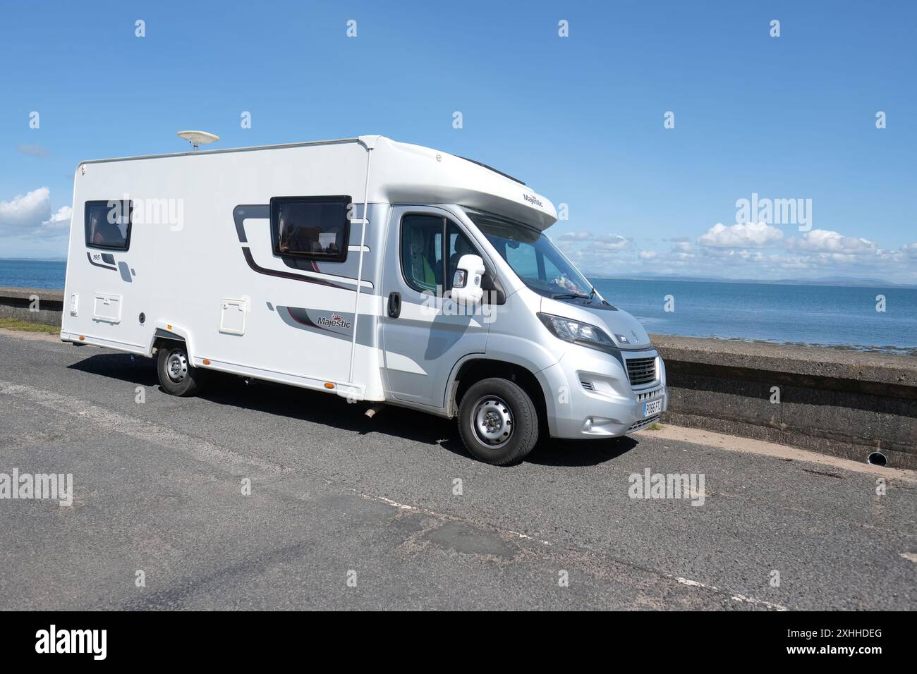 Eldiss Majestic 195 camper costruito su un telaio Peugeot Boxer parcheggiato sulla costa scozzese Foto Stock