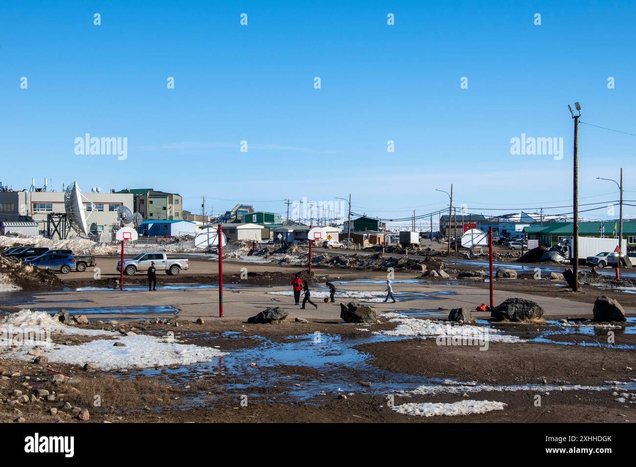 Campo da pallacanestro sulla Queen Elizabeth Way a Iqaluit, Nunavut, Canada Foto Stock