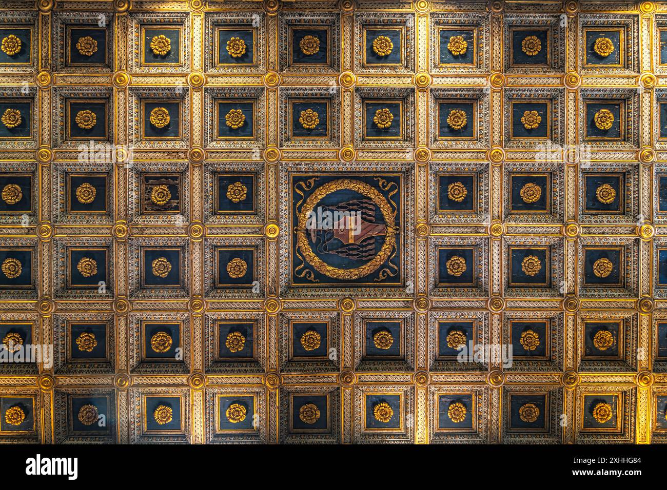 Il soffitto a cassettoni che copre la navata centrale, in legno intagliato, dipinto e dorato. Abbazia di Farfa, Fara in Sabina, provincia di Rieti, Lazio, Italia Foto Stock