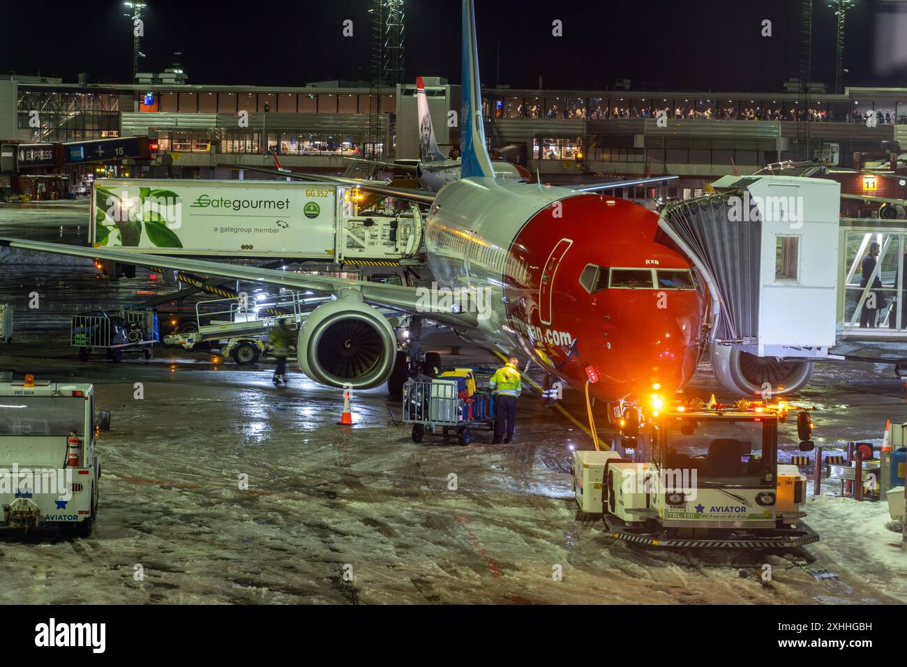 STOCCOLMA, SVEZIA, DEC 30 2023, traffico serale all'aeroporto Arlanda di Stoccolma Foto Stock