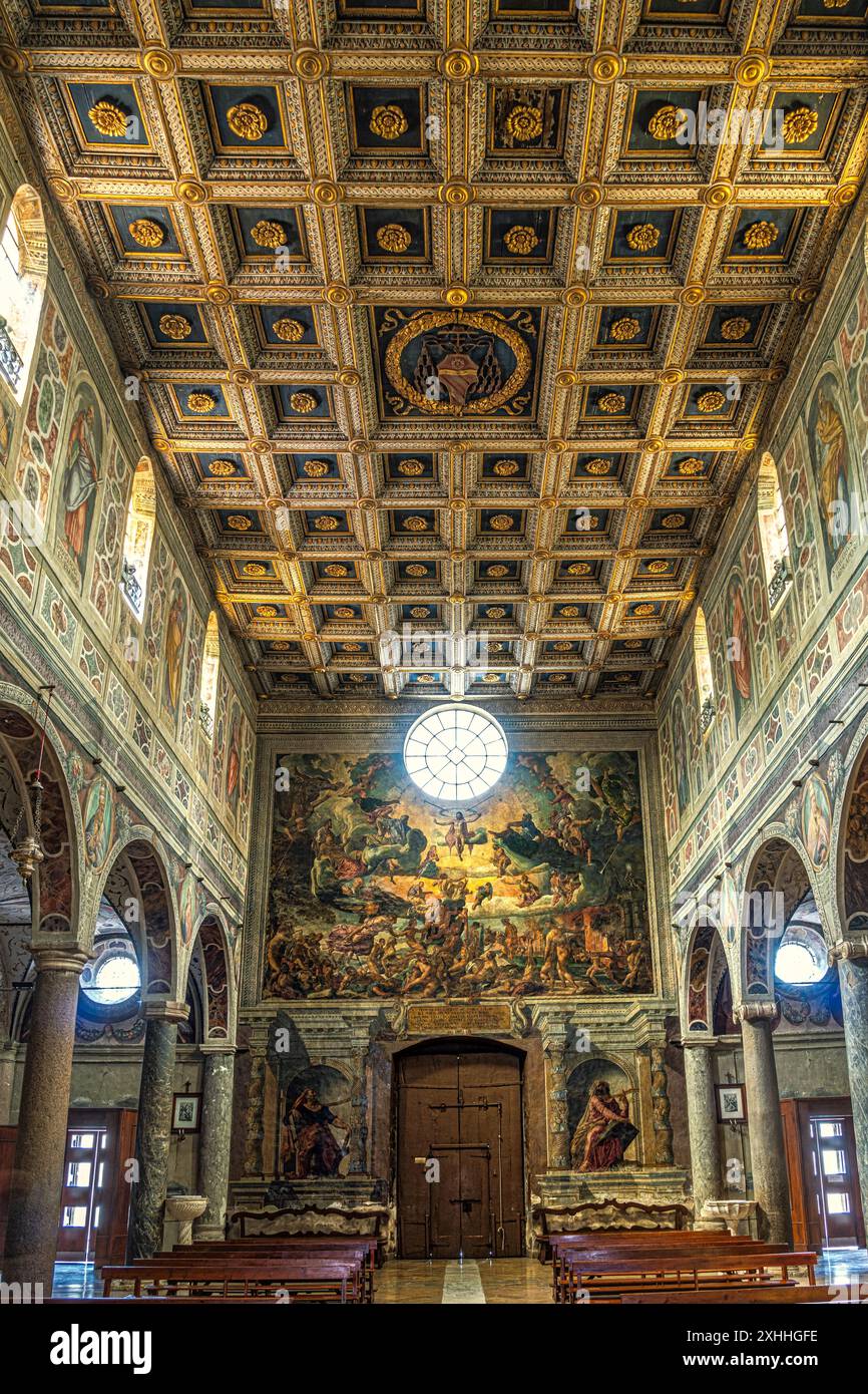 Il soffitto a cassettoni e l'affresco del giudizio universale all'interno della basilica. Abbazia di Farfa, Fara in Sabina, provincia di Rieti, Lazio, Italia, Europa Foto Stock