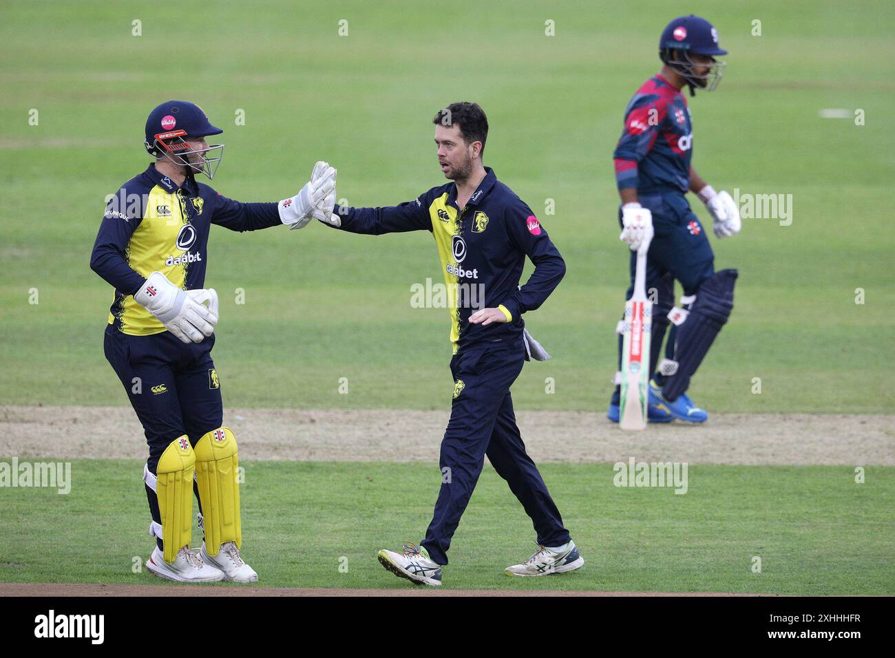 Nathan Sowter di Durham celebra un wicket durante il Vitality T20 Blast match tra il Durham County Cricket Club e il Northamptonshire Steelbacks al Seat Unique Riverside, Chester le Street, domenica 14 luglio 2024. (Foto: Robert Smith | mi News) crediti: MI News & Sport /Alamy Live News Foto Stock