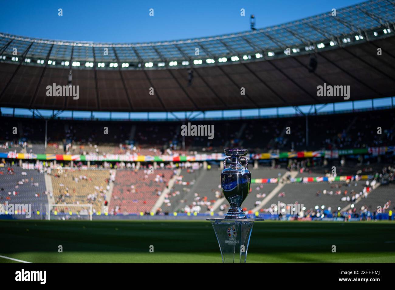 Symbolbild / Themenfoto Praesentation des EM Pokal Henri-Delaunay-Pokal im Stadion, GER, Spagna (ESP) vs Inghilterra (ENG), Fussball Europameisterschaft, UEFA EURO 2024, finale, 14.07.2024 foto: Eibner-Pressefoto/Michael Memmler Foto Stock