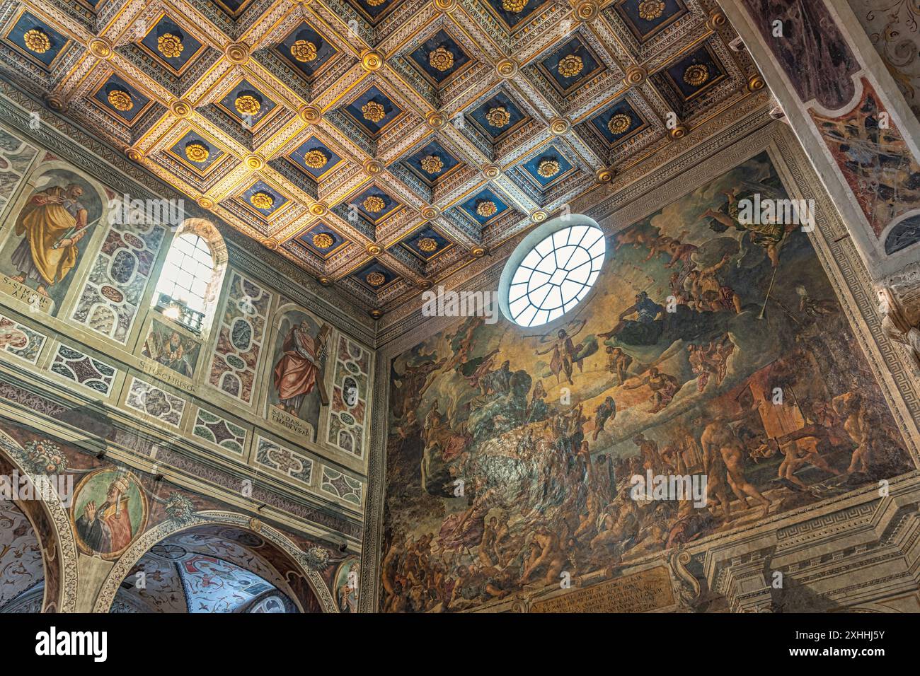 Il soffitto a cassettoni e l'affresco del giudizio universale all'interno della basilica. Abbazia di Farfa, Fara in Sabina, provincia di Rieti, Lazio, Italia, Europa Foto Stock