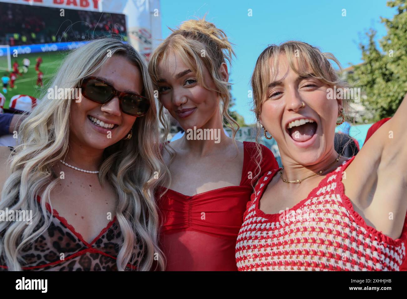 Tifosi di calcio al "4TheFans" Big Screen Fanpark, St Peters Church, Central Park, Brighton East Sussex Inghilterra Regno Unito. Inghilterra contro Spagna 2024 Euro UEFA 14 luglio 2024 credito : Caron Watson/Alamy Live News. Foto Stock