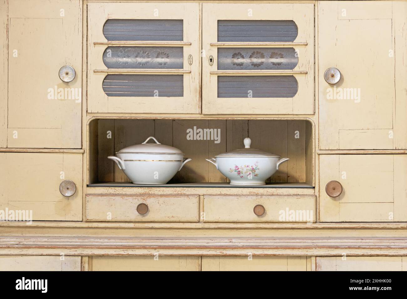 Una vecchia cucina a buffet in stile vintage Foto Stock