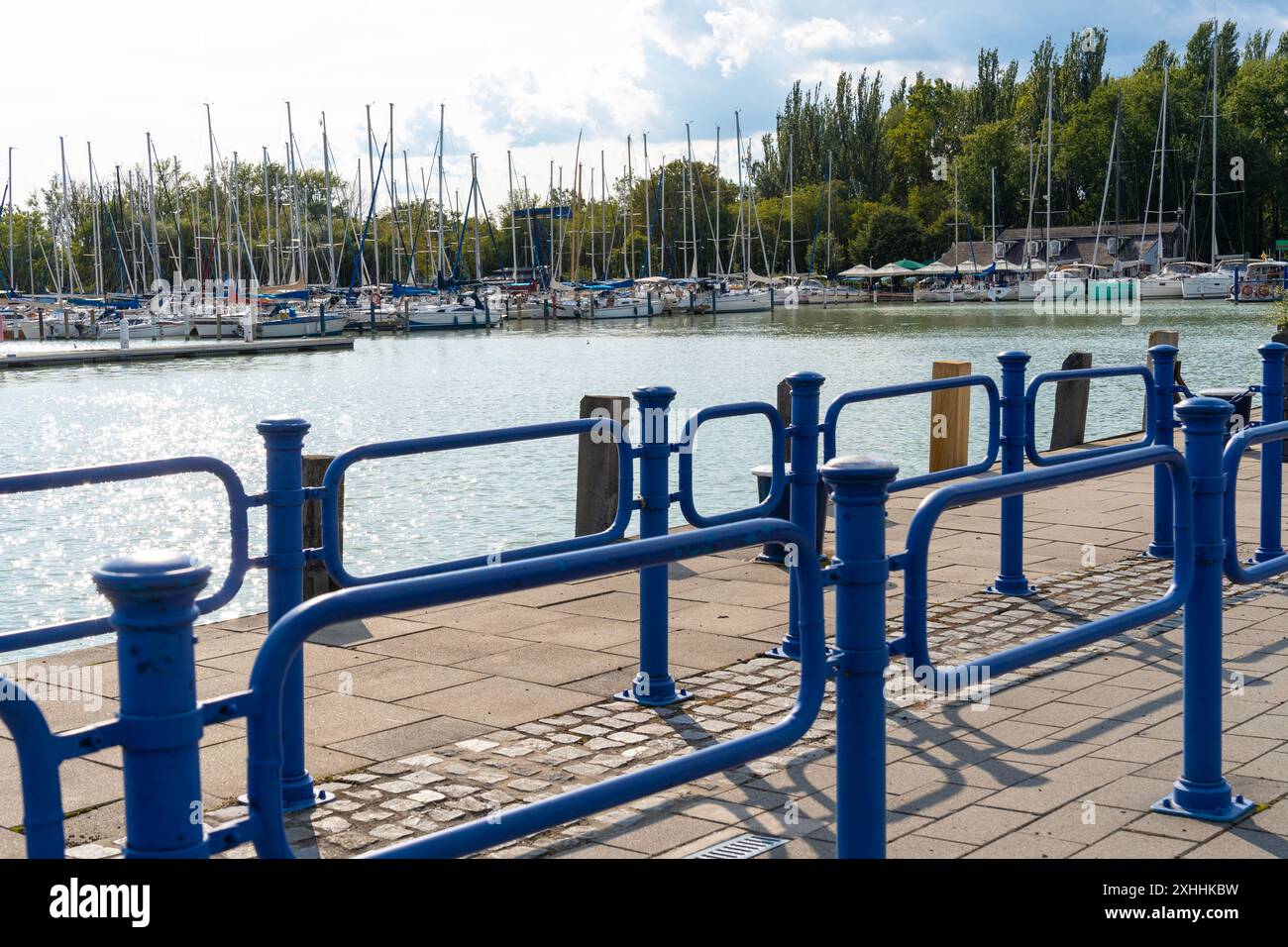 Navi a vela ormeggiate sul lago Balaton nel porto di Badacsony Foto Stock