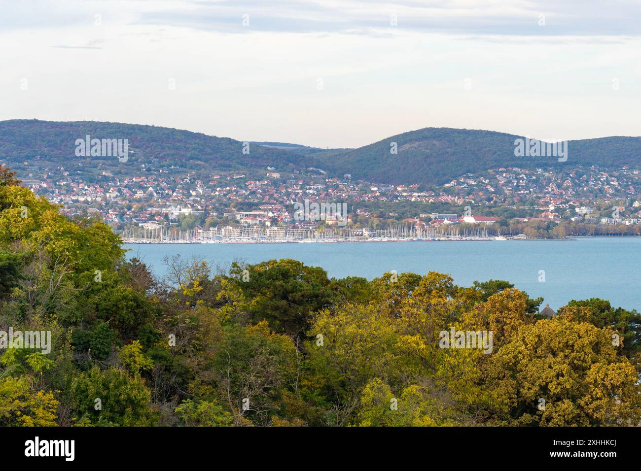 Barche a vela sul lago Balaton alla luce del sole autunnale nel porto di Balatonfüred Foto Stock