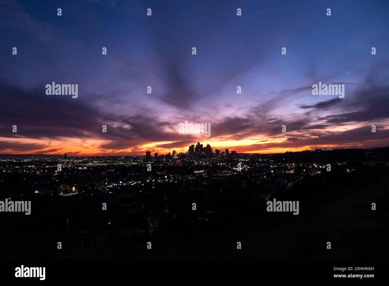 Cielo colorato al crepuscolo con lo skyline del centro di Los Angeles all'orizzonte Foto Stock