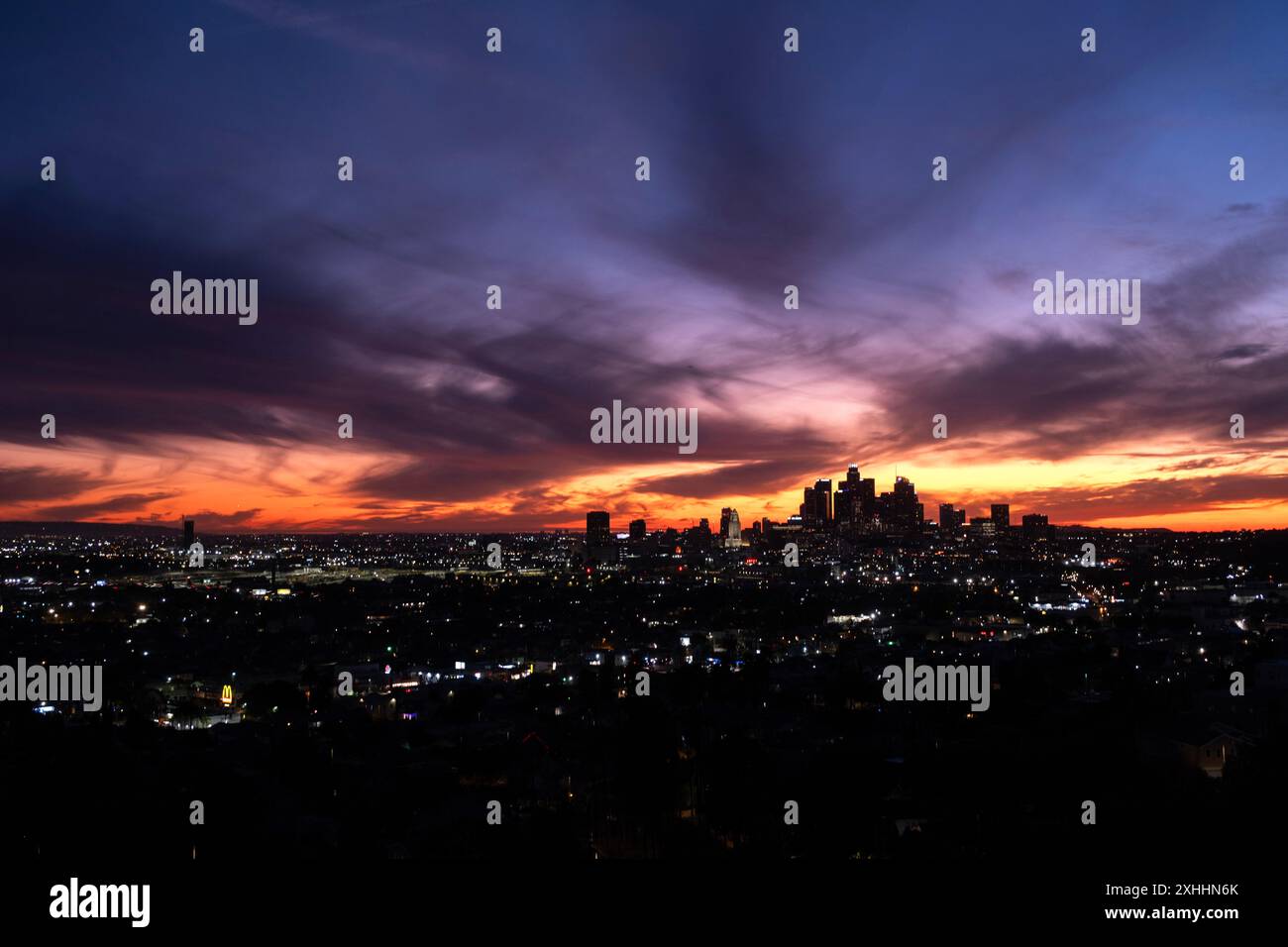 Cielo colorato al crepuscolo con lo skyline del centro di Los Angeles all'orizzonte Foto Stock