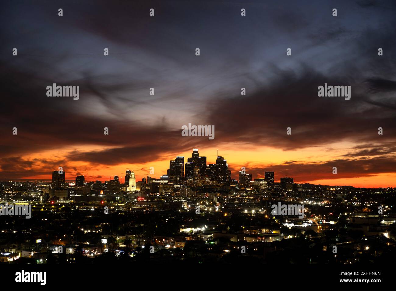 Il suggestivo cielo crepuscolo sopra lo skyline del centro di Los Angeles con le luci della città che brillano di sera Foto Stock