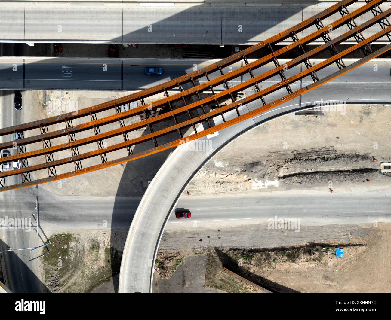 Guardando in basso su una struttura in acciaio per uno svincolo di superstrada in costruzione a San Antonio, Texas 1604 e interstate 10 Foto Stock