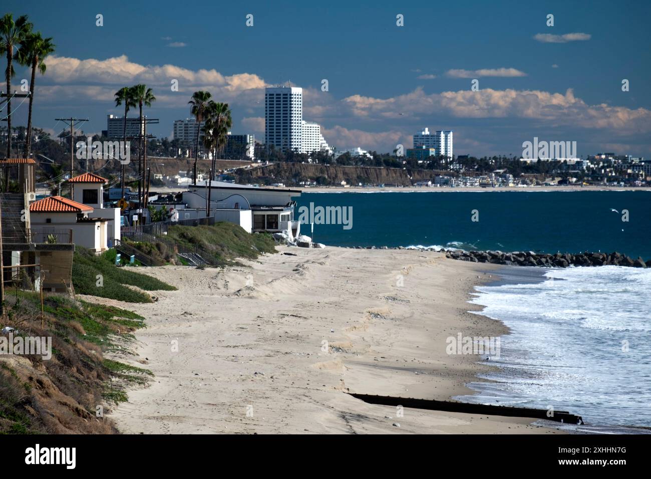 Vista verso il centro di Santa Monica lungo la spiaggia dell'oceano da Pacific Palisades Foto Stock