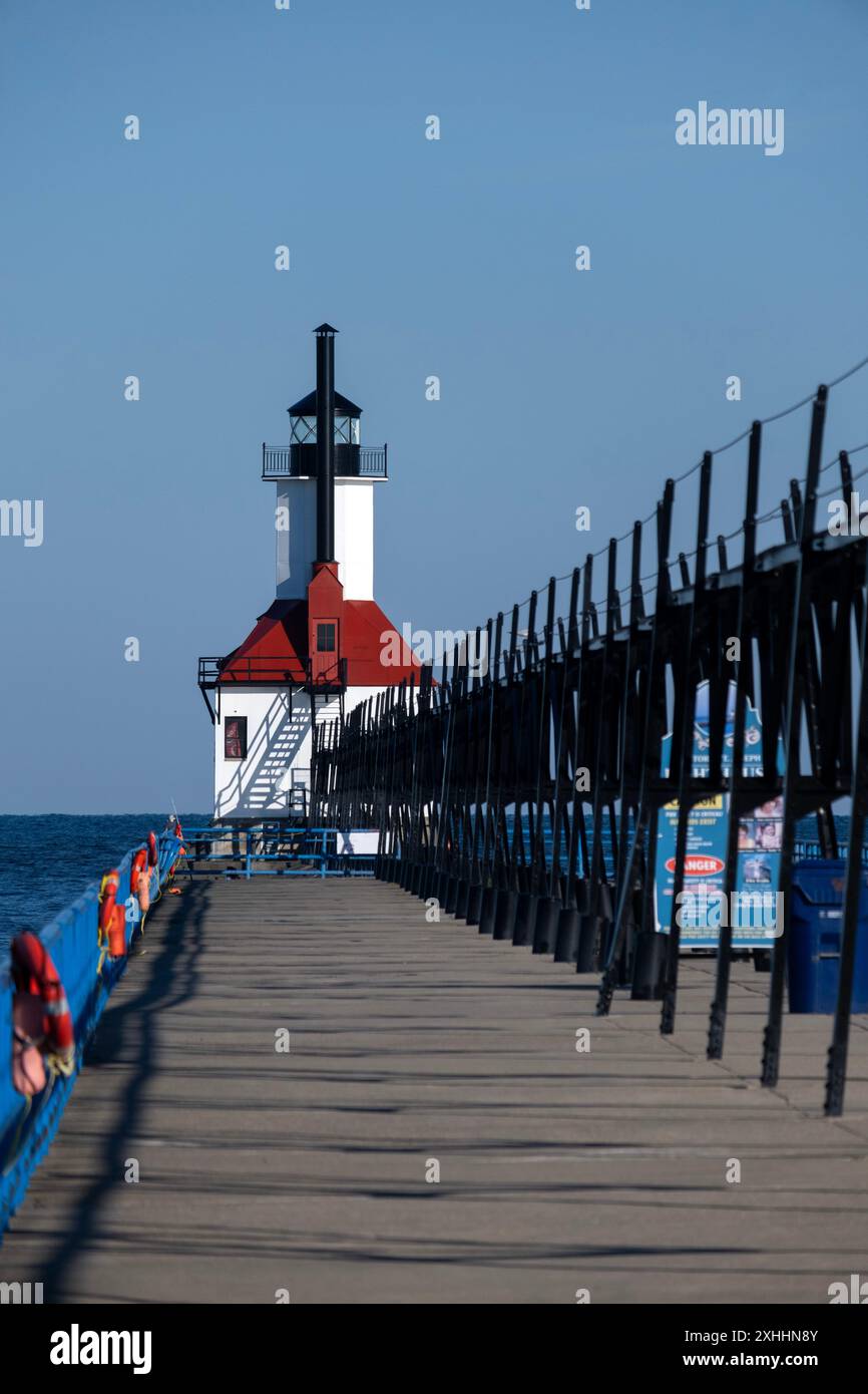 Vista del faro del molo nord di Saint Joseph sul lago Michigan in una giornata di cielo blu Foto Stock