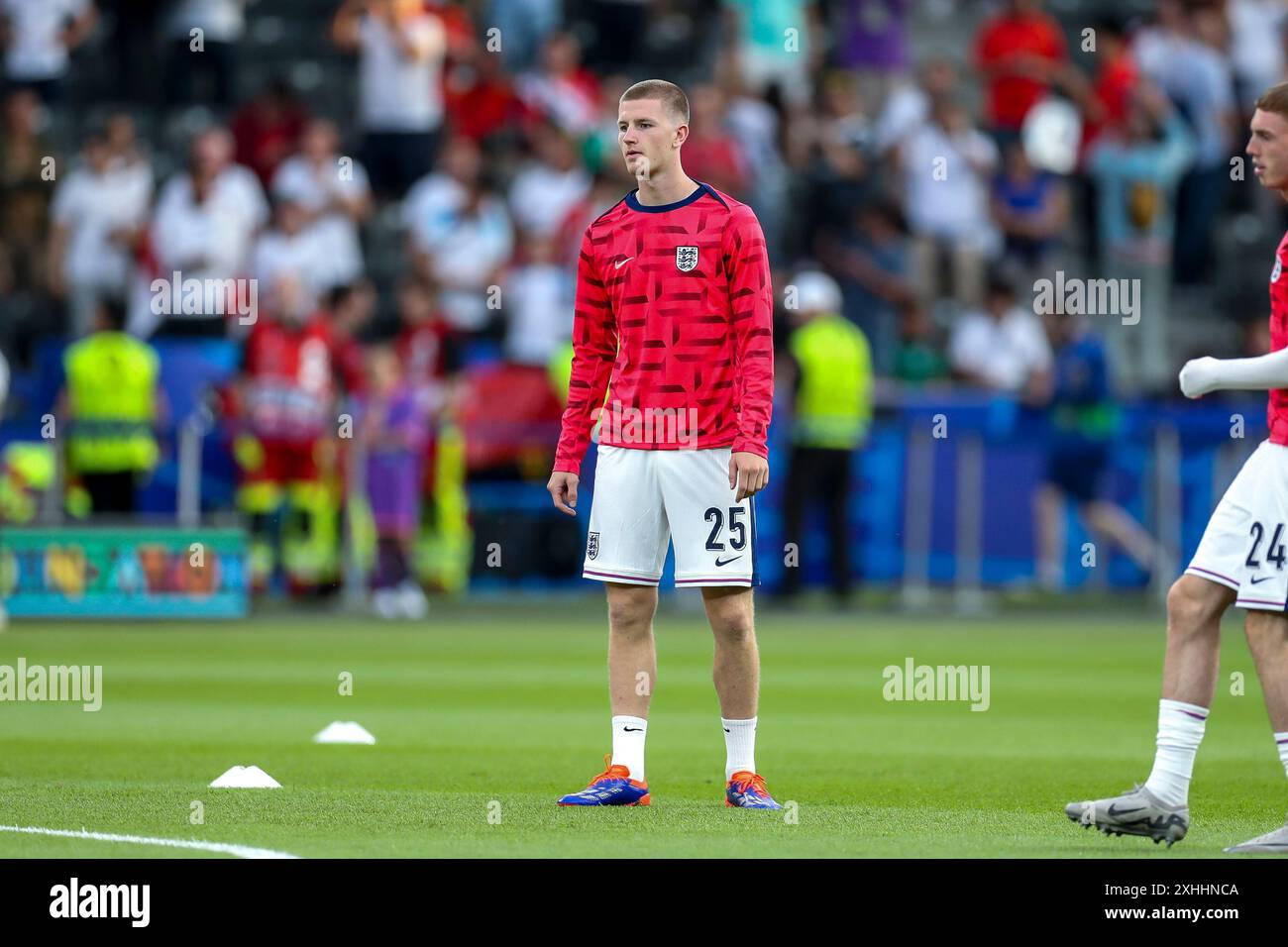 Berlino, Germania. 14 luglio 2024. Il centrocampista inglese Adam Wharton (Palazzo di cristallo) si è riscaldato durante la finale di UEFA Euro 2024 Spagna contro Inghilterra allo stadio Olympiastadion di Berlino, Germania il 14 luglio 2024 Credit: Every Second Media/Alamy Live News Foto Stock