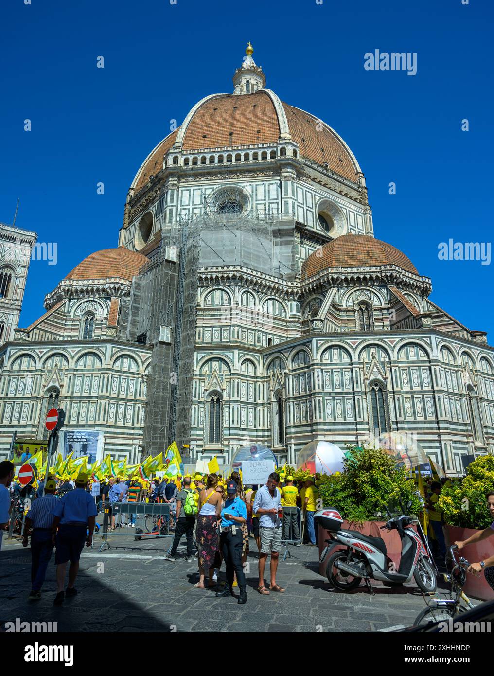 Gli agricoltori protestano contro l'invasione del grano straniero, usato per preparare pasta e pane fatto in Italia presso la Cattedrale di Santa Maria del Fiore, Firenze Foto Stock