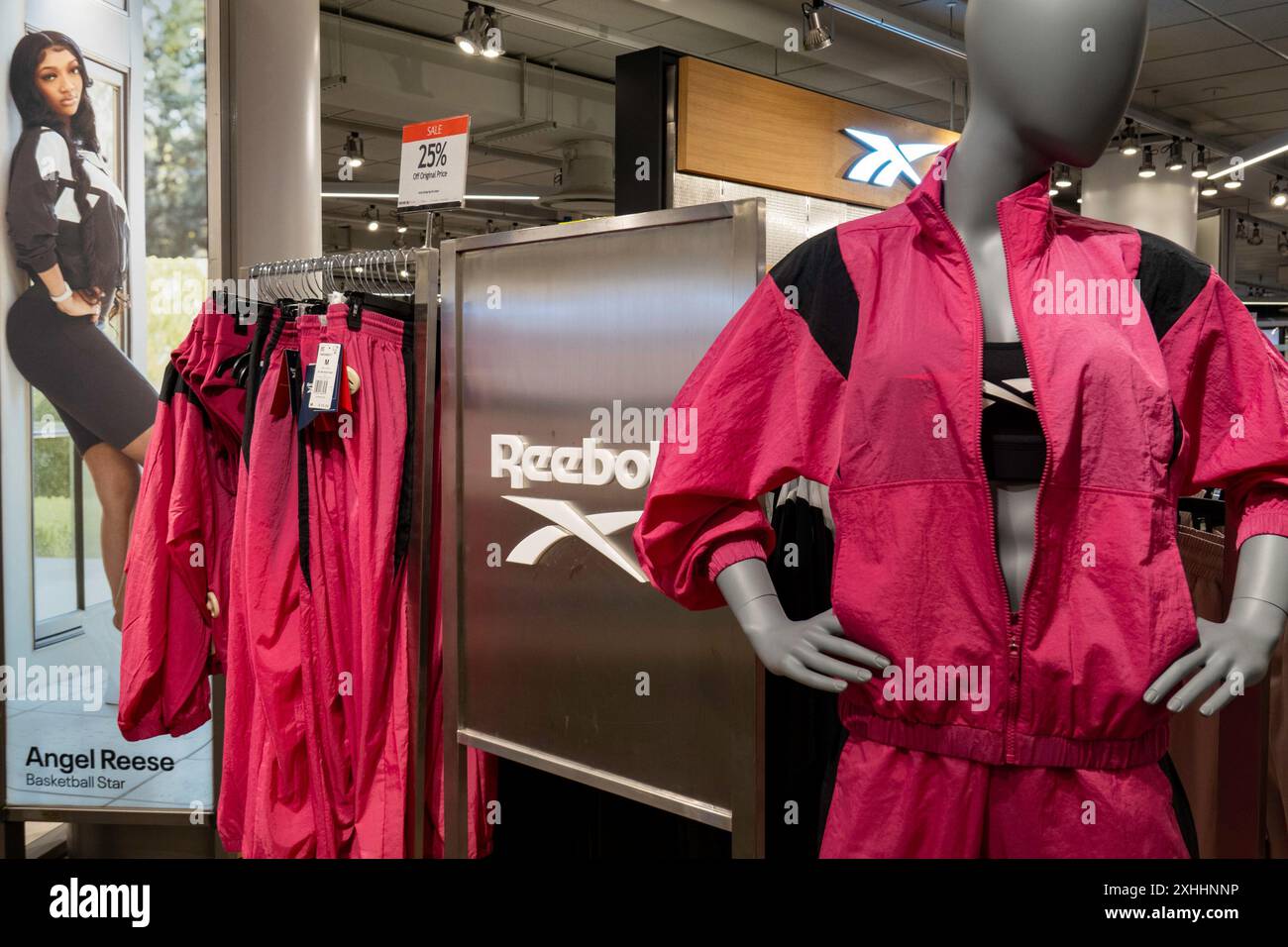 Mostra di abbigliamento sportivo Reebok con la star del basket Angel Reese nel flagship store di Macy's a Herald Square, 2024, New York City, USA Foto Stock