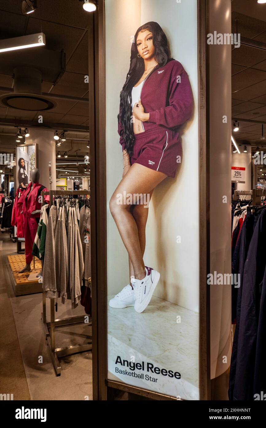 Mostra di abbigliamento sportivo Reebok con la star del basket Angel Reese nel flagship store di Macy's a Herald Square, 2024, New York City, USA Foto Stock