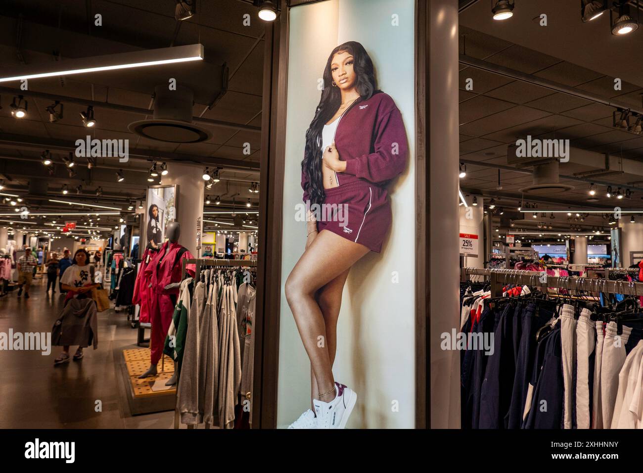 Mostra di abbigliamento sportivo Reebok con la star del basket Angel Reese nel flagship store di Macy's a Herald Square, 2024, New York City, USA Foto Stock