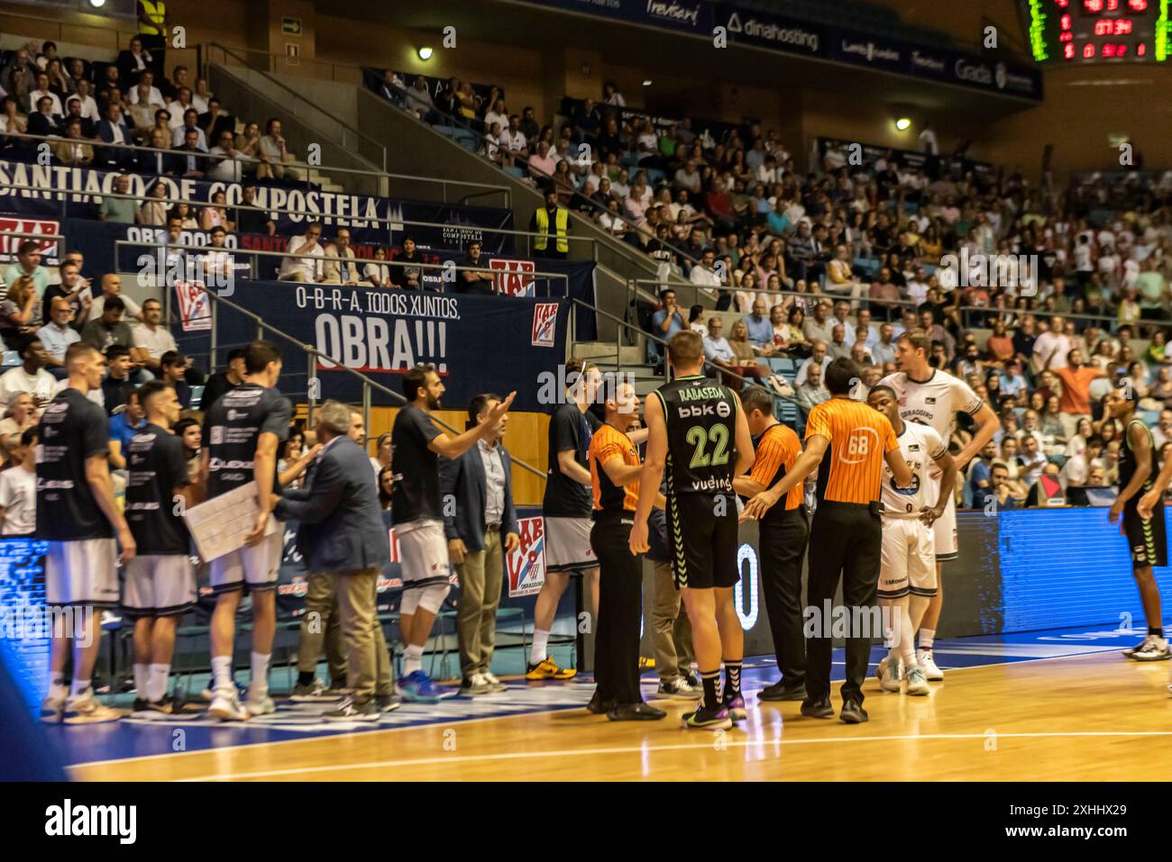 Santiago, Spagna. 4 ottobre 2023. Un momento durante il round regolare in ACB Endesa League tra Monbus Obradoiro e Surne Bilbao. Xan Gasalla/Alamy News Foto Stock