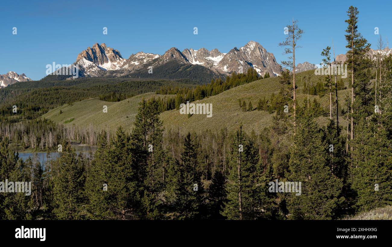 Alta montagna rocciosa in Idaho con la neve su di loro Foto Stock