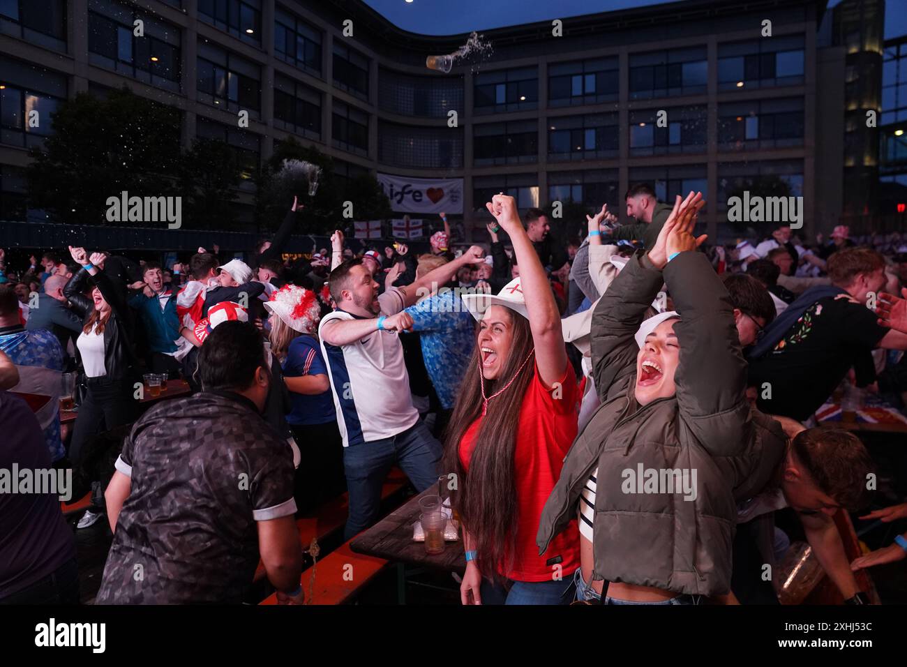 I tifosi inglesi al Central Park di Newcastle festeggiano dopo che la loro squadra ha segnato durante la proiezione della finale di UEFA Euro 2024 tra Spagna e Inghilterra. Data foto: Domenica 14 luglio 2024. Foto Stock