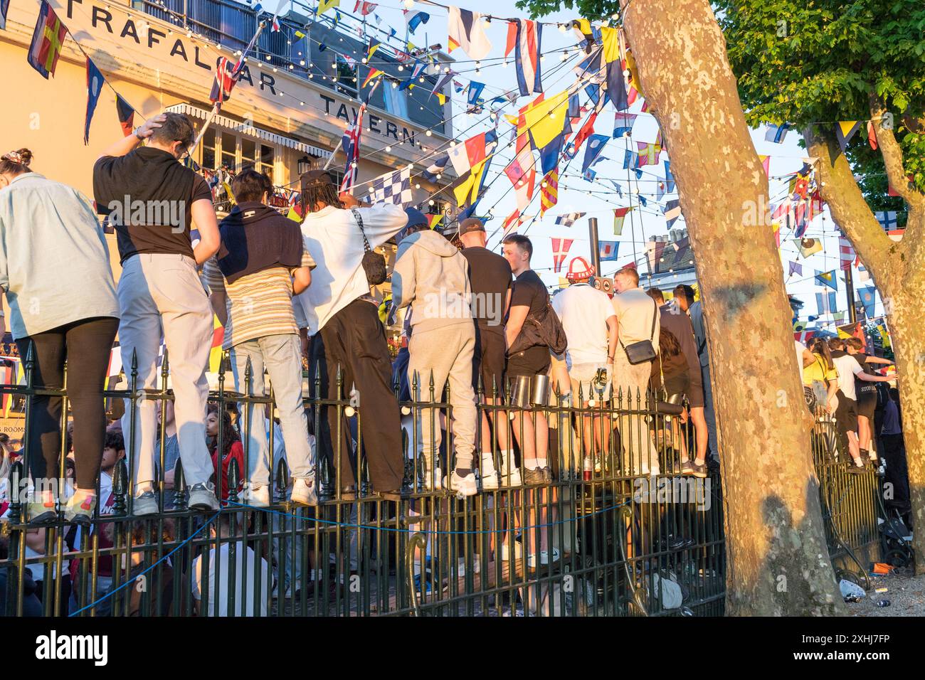 Londra, 14 luglio 2024. I tifosi di calcio sono fuori in tempo reale guardando in diretta streaming Inghilterra vs Spagna in EURO 20204 finali tenutesi all'Olympiastadion di Berlino. Credito: Glosszoom/Alamy Live News Foto Stock