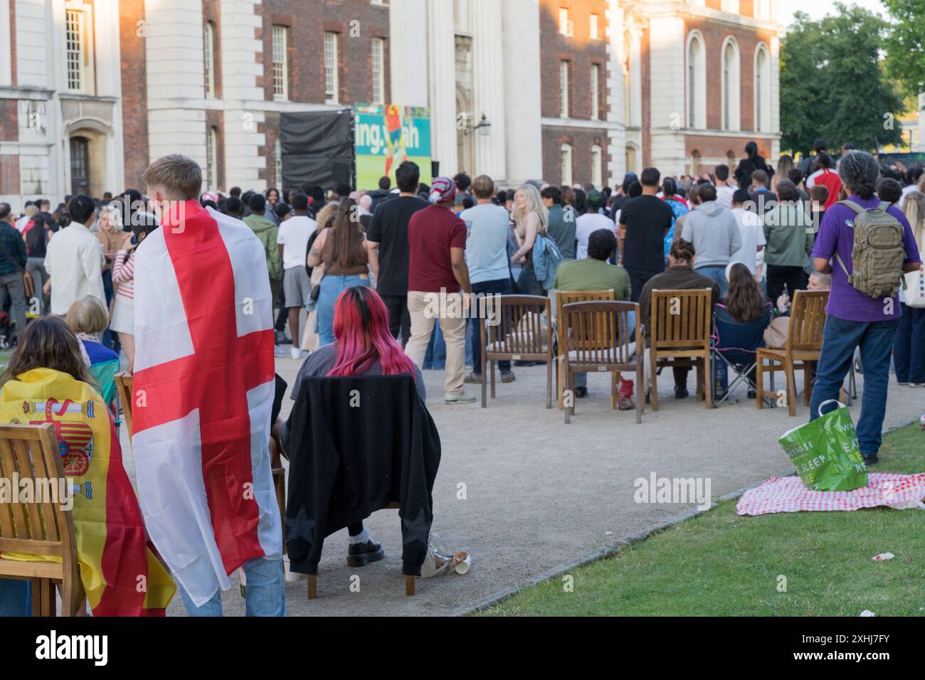 Londra, 14 luglio 2024. I tifosi di calcio sono fuori in tempo reale guardando in diretta streaming Inghilterra vs Spagna in EURO 20204 finali tenutesi all'Olympiastadion di Berlino. Credito: Glosszoom/Alamy Live News Foto Stock