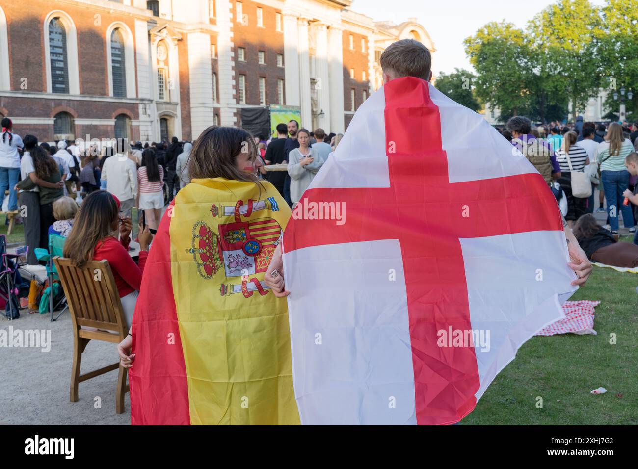 Londra, 14 luglio 2024. I tifosi di calcio sono fuori in tempo reale guardando in diretta streaming Inghilterra vs Spagna in EURO 20204 finali tenutesi all'Olympiastadion di Berlino. Credito: Glosszoom/Alamy Live News Foto Stock