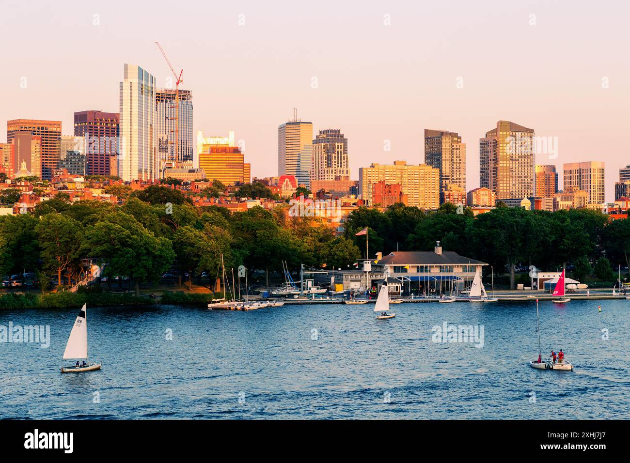 Tramonto sul quartiere Beacon Hill di Boston, sullo skyline del centro e sul fiume Charles. Foto Stock