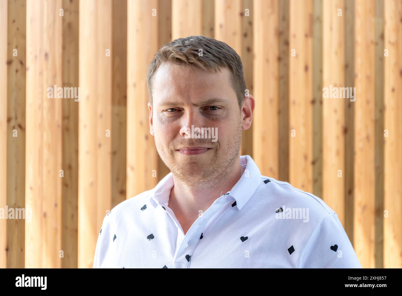 Ritratto di un uomo di 40-45 anni su uno sfondo di legno testurizzato, primo piano. Foto Stock