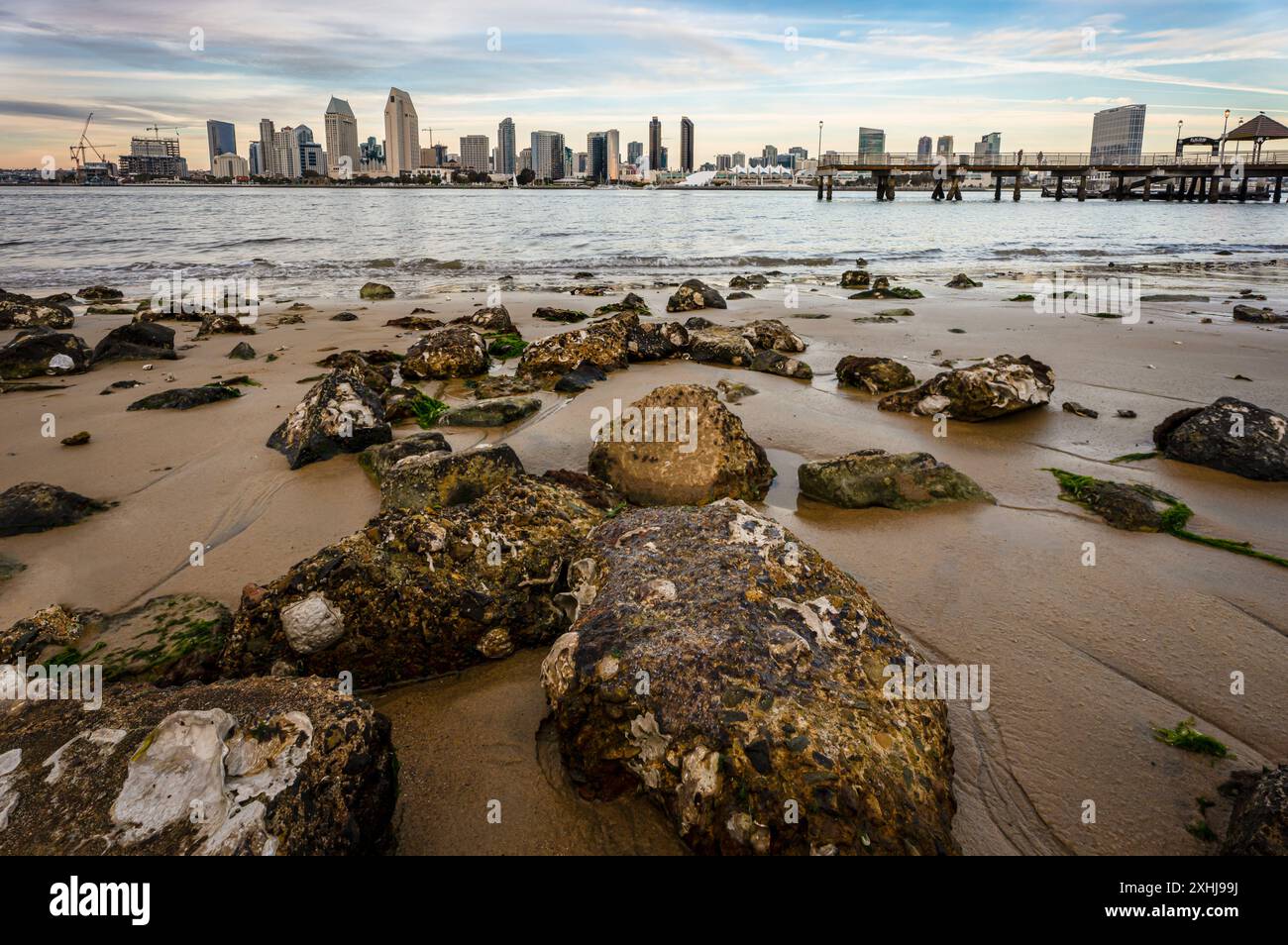 San Diego, California skyline visto da Coronado Island con spiaggia e rocce al crepuscolo Foto Stock