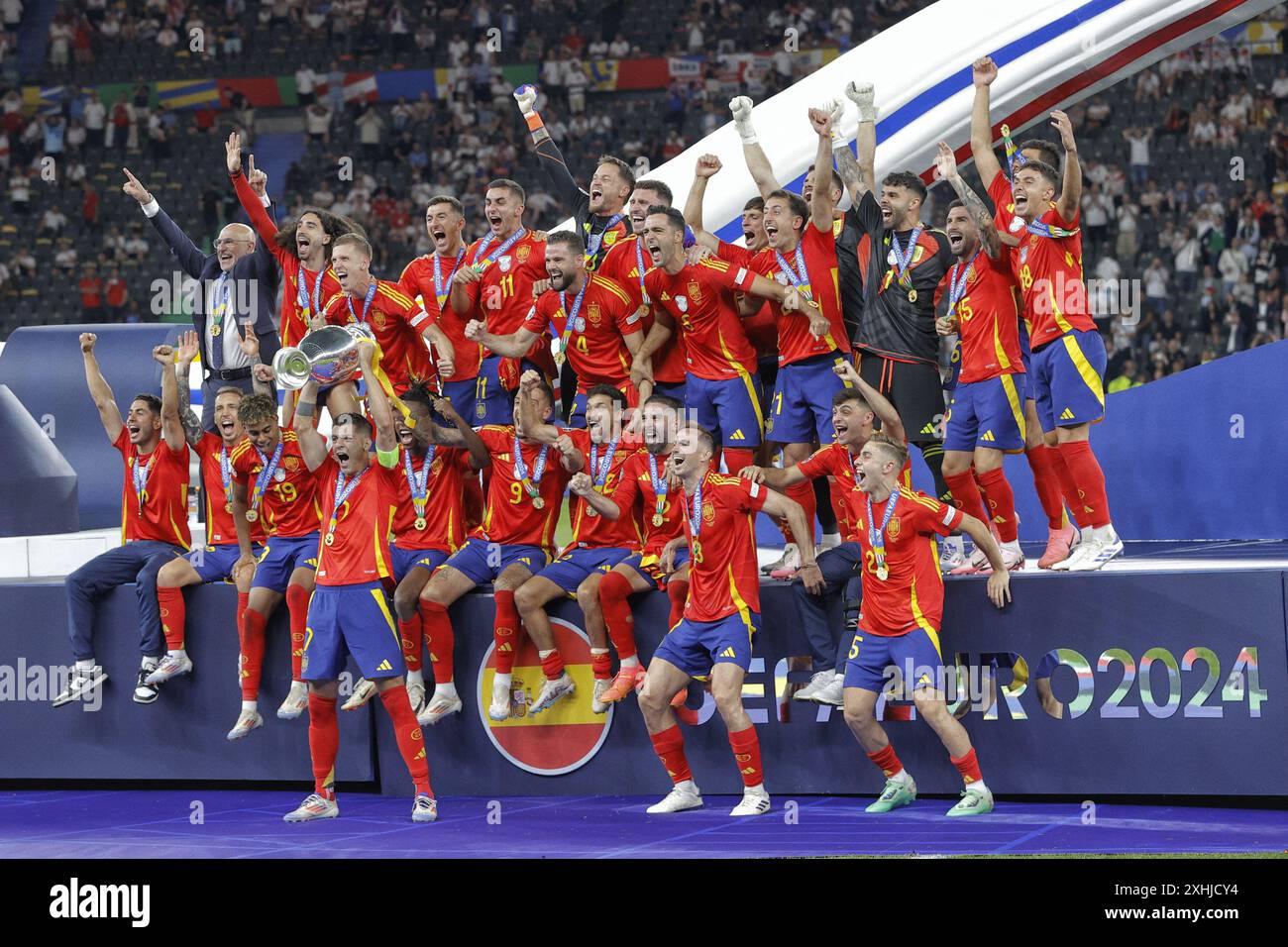 BERLINO, 14-07-2024, Stadio Olimpia , Campionato europeo di calcio Euro2024, finale partita n. 51 tra Spagna e Inghilterra 2-1. La Spagna solleva la tazza Foto Stock