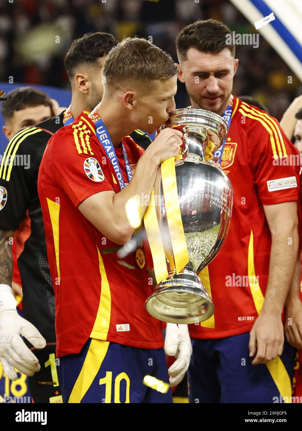 Berlino, Germania. 14 luglio 2024. Berlino, Germania. 14 luglio 2024. BERLINO - Dani Olmo di Spagna con il trofeo Henri Delaunay, coupé Henri Delaunay durante la finale di UEFA EURO 2024 tra Spagna e Inghilterra all'Olympiastadion il 14 luglio 2024 a Berlino, Germania. ANP | Hollandse Hoogte | MAURICE VAN STEEN crediti: ANP/Alamy Live News crediti: ANP/Alamy Live News Foto Stock