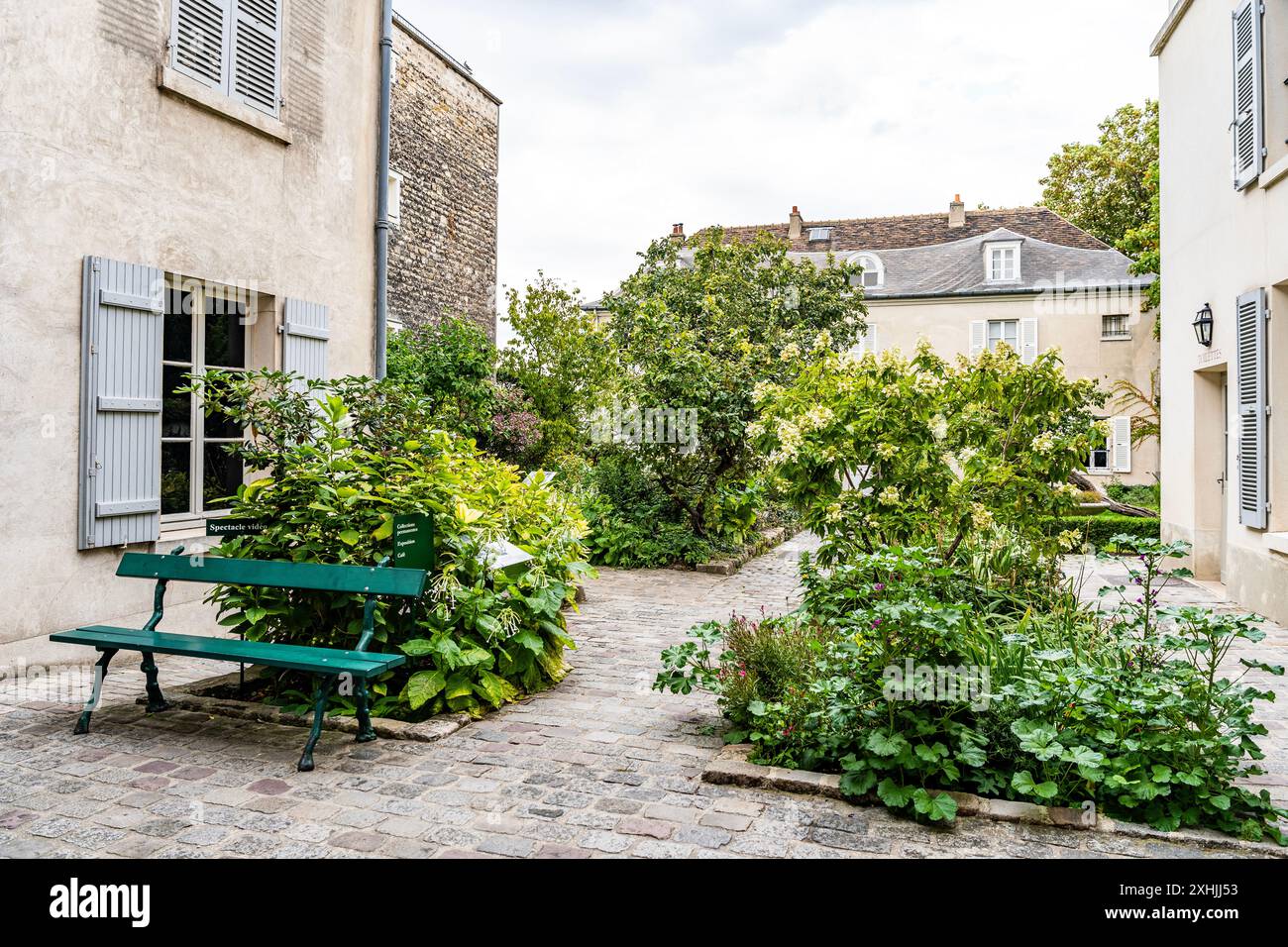 Il cortile del Musée de Montmartre (Museo Montmartre) in rue Cortot nel 18° arrondissement di Parigi, Francia. Foto Stock