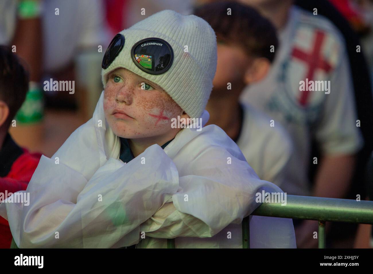 Lee Hendrie e i tifosi di calcio al Big Screen Fanpark "4TheFans", St Peters Church, Central Park, Brighton East Sussex Inghilterra Regno Unito. Inghilterra contro Spagna 2024 Euro UEFA 14 luglio 2024 credito : Caron Watson/Alamy Live News. Foto Stock