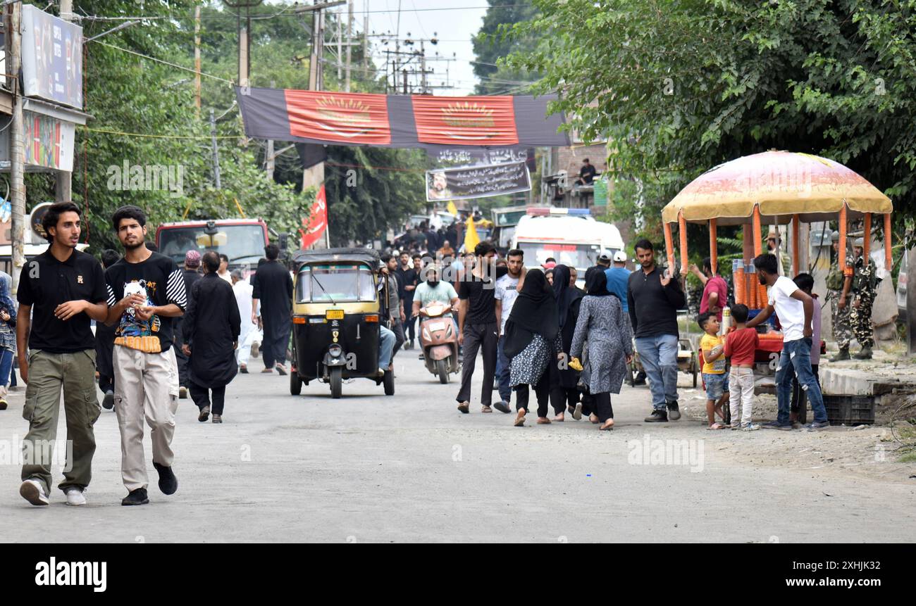 Srinagar, India. 14 luglio 2024. i musulmani sciiti del Kashmir camminano lungo una processione di Muharram il settimo giorno di Muharram a Rainawari Srinagar. Muharram è il primo mese del calendario lunare islamico ed è considerato uno dei mesi più sacri dell'Islam. (Foto di Danish Showkat/Sipa USA) credito: SIPA USA/Alamy Live News Foto Stock